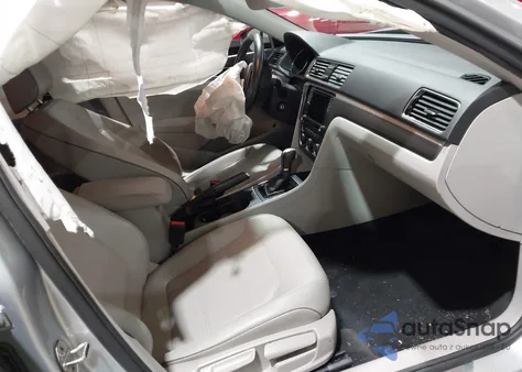 2018 Volkswagen Passat 2.0T R-Line/2.0T S z USA, uszkodzony, nr VIN 1VWAA7A30JC014111